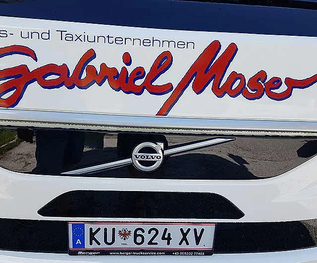 Bus mit Aufschrift "Gabriel Moser"