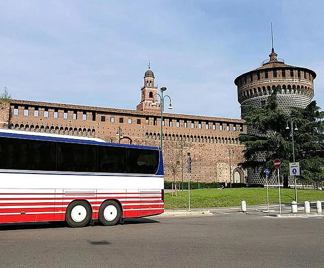 Bus von Gabriel Moser vor Sprungschanze